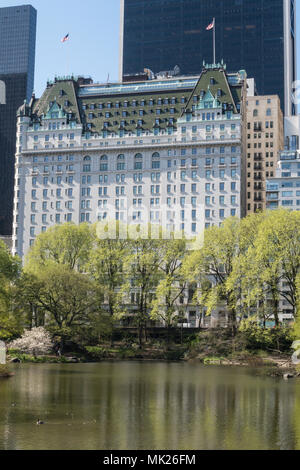 Das Plaza Hotel vom Teich im Central Park, New York City, USA Stockfoto