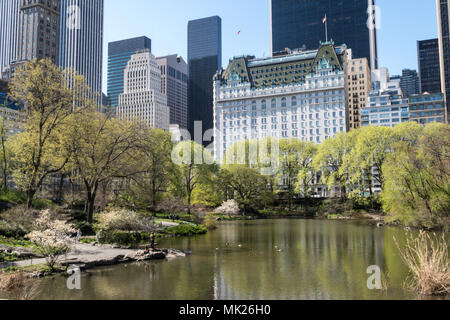 Das Plaza Hotel vom Teich im Central Park, New York City, USA Stockfoto