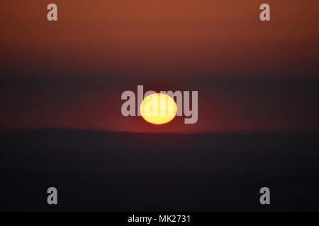 Sonnenuntergang über Gloucestershire UK im Frühling Stockfoto