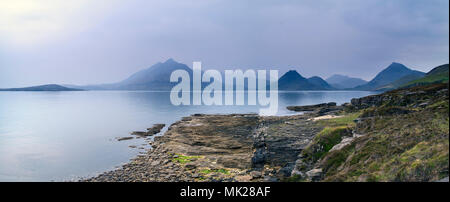 Panoramablick über das Schwarze Cuillin Berge und Meer Loch Scavaig ab Elgol auf der Insel Skye, Schottland, UK gesehen Stockfoto