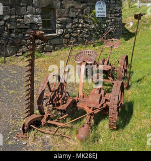 Alte vintage Harrison McGregor und Co Albion farm Schnitter/Mäher außerhalb Dinosaur Museum, Staffin, Isle of Skye, Schottland, Großbritannien Stockfoto