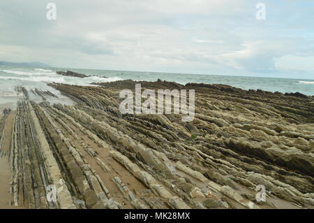 Geologische Formationen Am Strand mit Finish auf dem Meer Der Flysch Typ Geopark baskischen Route der UNESCO. Spiel gefilmt von Throne. Itzurun Strand. Geolo Stockfoto