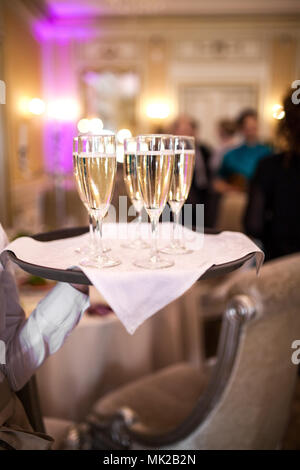 Kellner mit Gläsern Champagner Stockfoto