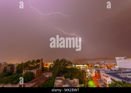 Intensive stürmische Nacht mit Blitze und Donnerschläge gegen einen dunklen bewölkten Himmel. Plötzliche saisonale Wetteränderungen finden häufig Stadt service Stockfoto