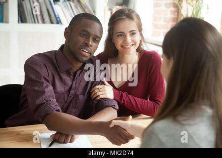 Gemischtrassiges Paar mit erfolgreichen Haus Kauf deal aufgeregt Stockfoto