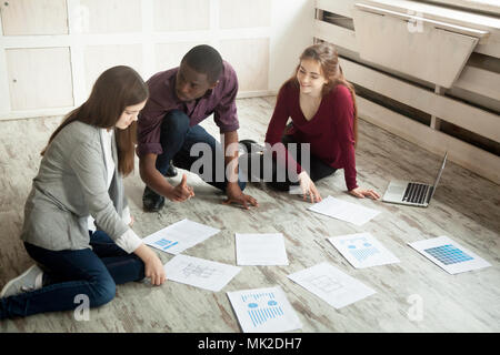 Multirassischen Creative Team im Büro etage Brainstorming Stockfoto