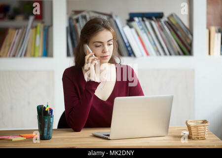 Weibliche Unternehmensleiter Problemlösung per Telefon Stockfoto