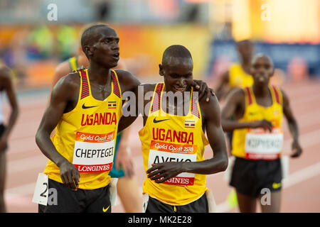 GOLD COAST, Australien - 8 April: Joshua Kiprui Cheptegei und Thomas Ayeko von Uganda Umarmung nach konkurrieren in der Männer 5000 m-Finale an der Gold Coast Stockfoto