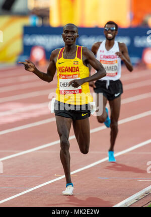 GOLD COAST, Australien - 8 April: Joshua Kiprui Cheptegei von Uganda über die Ziellinie der Männer 5000 m-Finale bei den Gold Coast 2018 Comm zu gewinnen. Stockfoto