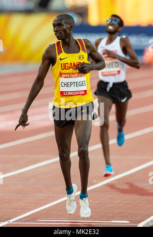 GOLD COAST, Australien - 8 April: Joshua Kiprui Cheptegei von Uganda über die Ziellinie der Männer 5000 m-Finale bei den Gold Coast 2018 Comm zu gewinnen. Stockfoto