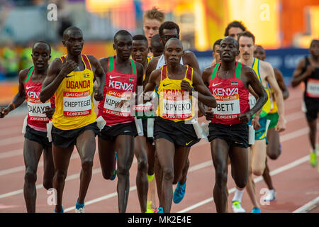 GOLD COAST, Australien - 8 April: Joshua Kiprui Cheptegei von Uganda konkurrieren in der Männer 5000 m-Finale bei den Gold Coast 2018 Commonwealth Games im Auto Stockfoto