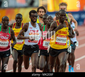 GOLD COAST, Australien - 8 April: Joshua Kiprui Cheptegei von Uganda und Mohammed Ahmed von Kanada konkurrieren in der Männer 5000 m-Finale bei den Gold Coast 2. Stockfoto