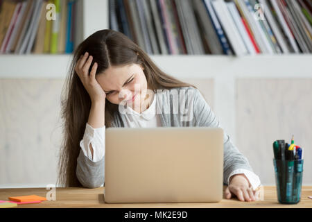 Arbeitnehmerin gestört, die zusätzliche Arbeit Stockfoto