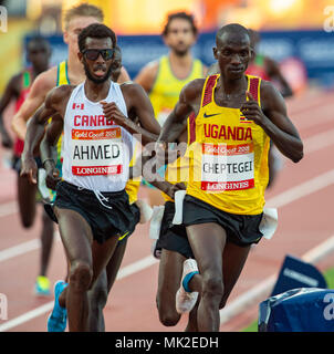 GOLD COAST, Australien - 8 April: Mohammed Ahmed von Kanada und Josua Kiprui Cheptegei von Uganda konkurrieren in der Männer 5000 m-Finale bei den Gold Coast 2. Stockfoto