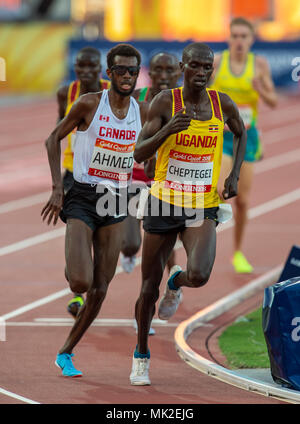 GOLD COAST, Australien - 8 April: Mohammed Ahmed von Kanada und Josua Kiprui Cheptegei von Uganda konkurrieren in der Männer 5000 m-Finale bei den Gold Coast 2. Stockfoto