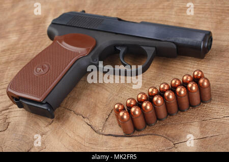 9 mm russische Pistole mit Munition auf hölzernen Hintergrund Stockfoto