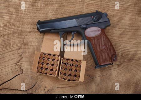 9 mm russische Pistole mit Munition auf hölzernen Hintergrund Stockfoto