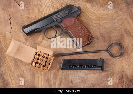 9 mm russische Pistole mit Munition auf hölzernen Hintergrund Stockfoto