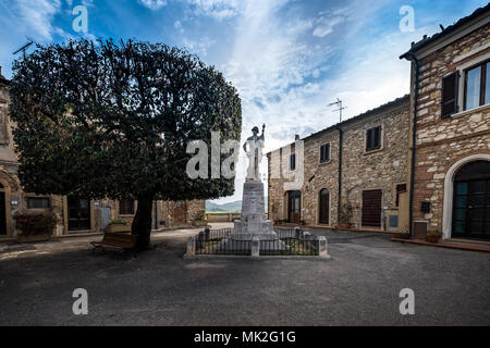 Bibbona, Livorno, Italien - April 2018 Das mittelalterliche Dorf von Bibbona in der Toskana, Iew der Piazza della Vittoria im mittelalterlichen Dorf Bibbona in Tu Stockfoto