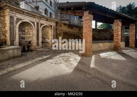 Bibbona, Livorno, Italien - April 2018 Das mittelalterliche Dorf von Bibbona in der Val di Cecina, Toskana, antiken öffentlichen Waschräumen Stockfoto