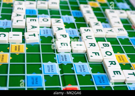 Kinder, Kinder Familie Brettspiel Scrabble Brettspiel, pädagogische Weihnachten Familie Konzept, Lernen von Wörtern, Familie Spaß, Entdeckung Lernen kleine Dinge Stockfoto