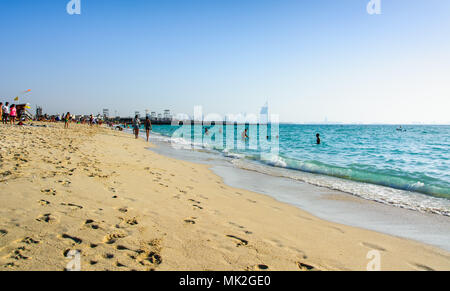 Dubai, Vereinigte Arabische Emirate, 20. April 2018: Kite Beach in Dubai mit vielen Besuchern und Burj Al Arab Hotel im Hintergrund an einem sonnigen Tag Stockfoto