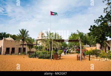 Abu Dhabi, VAE - 27. April 2018: Abu Dhabi Heritage Village Szene mit vielen Besuchern am Tag Zeit zu Fuß Stockfoto