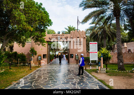 Abu Dhabi, VAE - 27. April 2018: Abu Dhabi Heritage Village Szene mit vielen Besuchern am Tag Zeit zu Fuß Stockfoto