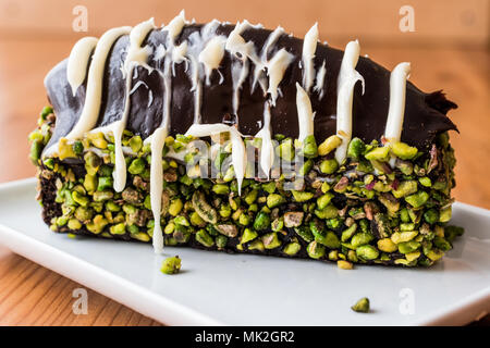 Malaga Dessert/Chocolate Eclairs mit Erdnussbutter und Banane türkisches Dessert Stockfoto