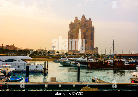 Abu Dhabi, VAE - 27. April 2018: Sonnenuntergang über Al Marina Insel Abu Dhabi mit Atlantis Hotel und Yachten anzeigen Stockfoto