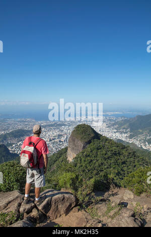 Ein Wanderer mit Blick auf die Skyline von Rio de Janeiro Tijuca Mirim Peak in den Wäldern von Tijuca Nationalpark Stockfoto