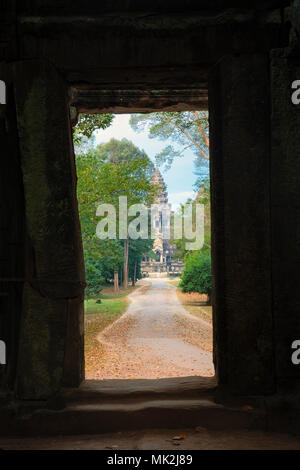 Blick auf die Tempelanlage Angkor Wat durch die East Gate Stockfoto