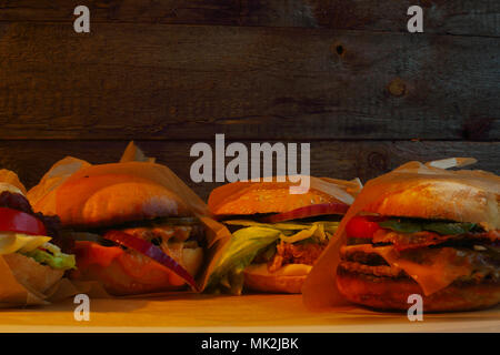 Viele große frische leckere Burger auf dunklem Hintergrund mit Platz für Text kopieren Stockfoto