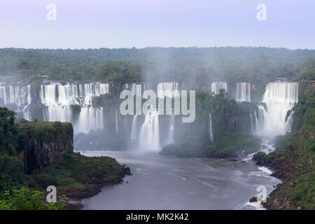 Den Iguassu oder Iguacu falls - der weltweit größten Wasserfall system an der Grenze von Brasilien eine Argentinien Stockfoto