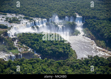 Luftaufnahme der Iguassu oder Iguacu falls - der weltweit größten Wasserfall system an der Grenze von Brasilien eine Argentinien