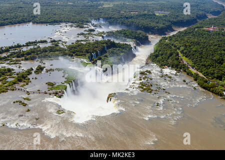 Luftaufnahme der Iguassu oder Iguacu falls - der weltweit größten Wasserfall system an der Grenze von Brasilien eine Argentinien Stockfoto
