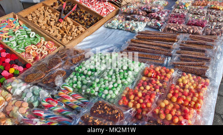 Verschiedene bunte Bonbons und Süßigkeiten sind auf Verkauf. Stockfoto