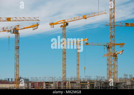 Baustelle, Gerüst und viele Kräne auf der Baustelle - Stockfoto