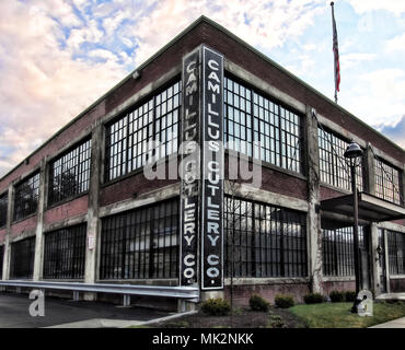 Camillus, New York, USA. 28. April 2018. USA. Blick auf das Stadtzentrum von Camillus, New York, mit dem Wahrzeichen Camillus Besteck, berühmten Messer manufa Stockfoto