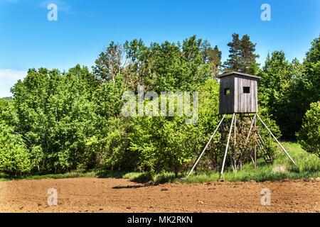 Holz- Jagd Wachturm in der tschechischen Landschaft. Landschaft in der Tschechischen Republik. Wild Jagd Stockfoto