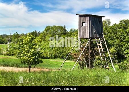 Holz- Jagd Wachturm in der tschechischen Landschaft. Landschaft in der Tschechischen Republik. Wild Jagd Stockfoto