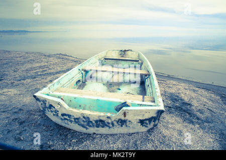 Zeile Boot entlang der Küste am Salton Sea in der kalifornischen Wüste verlassen Stockfoto