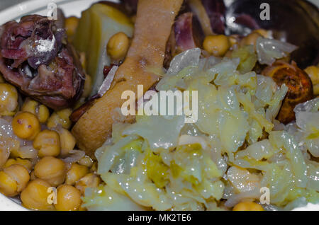 Ein traditionelles Gericht aus Madrid, Spanien Madrid genannt Cocido madrileno (Eintopf), mit Kichererbsen, Kartoffeln, cabage und verschiedene Arten von Fleisch Stockfoto