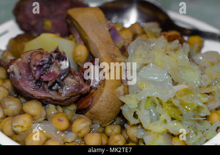 Ein traditionelles Gericht aus Madrid, Spanien Madrid genannt Cocido madrileno (Eintopf), mit Kichererbsen, Kartoffeln, cabage und verschiedene Arten von Fleisch Stockfoto