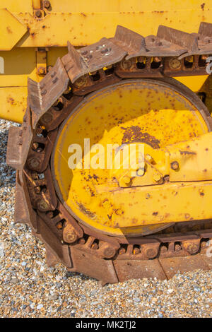 Teil von Caterpillar tracks auf Traktor auf Strand in Aldeburgh, Suffolk, England, UK geparkt. Stockfoto