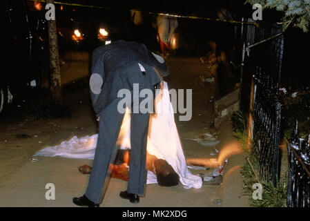 Washington, DC., USA, April 15, 1989 DC Polizei Homocide dectives heben Sie Blatt für die jüngsten Opfer der Waffengewalt in der Stadt. Fast jede Nacht, street Raufereien mit einem Platzen des Maschinengewehrs, das Kreischen der Sirenen und noch eine junge schwarze Mann Leiche verwandelt. Das Blutbad ist überwältigend. Droge Hausierer töten Konkurrenten über eine respektlose Stare. Rivalen sind in ihrem Auto auf einer dunklen ausgeführt, stark bewaldeten Straße, dass, sobald ein Liebhaber' Lane war. High School Jungen eifrig zu 'hustlers' werden erschossen, während heraus hängen mit den Händler Sie so bewundern. Die Aufnahmen werden mit Chili gefeuert Stockfoto