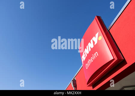 Penny-Schild am Zweig. Penny ist eine deutsche Rabatt-Supermarkt-Kette Rewe Group im Besitz. Stockfoto