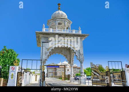 Eingang arch zu Guru Nanak Darbar Gurdwara, den prächtigen Sikh Tempel (gurdwara) in Gravesend Kent Stockfoto