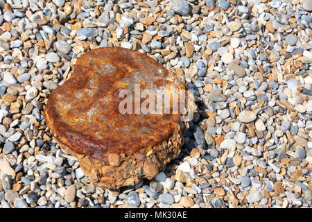 Altes rostiges Metall auf konkreten Platte. Stockfoto