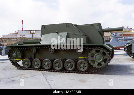 Verkhnyaya Pyshma, Russland - März 01, 2018: Sowjetische self-Artillerie SG-122 mount auf der Grundlage des erfassten deutschen Panzer Pz Kpfw III in der Mus angetrieben Stockfoto